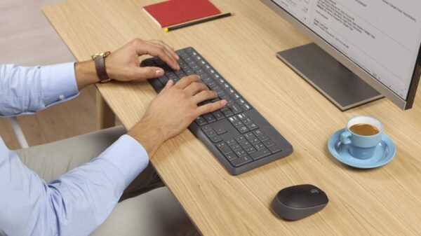 mk235-wireless-keyboard-and-mouse-1.jpg Logitech MK235 Wireless Keyboard and Mouse Combo 2.4 GHz With USB Receiver